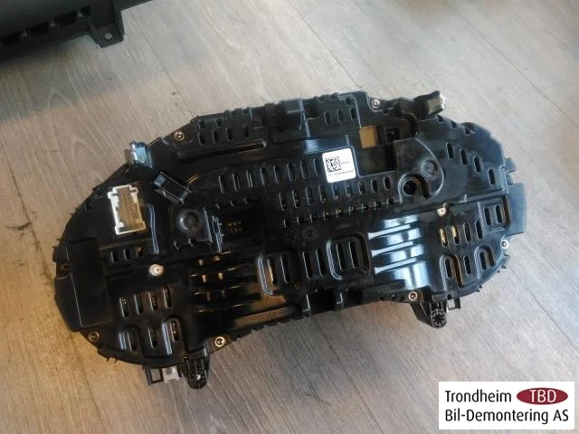 Mercedes V W447//W640/W448 2014- Instrument cluster assembly view 3