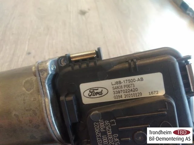 Ford MUSTANG MACH-E 2021- Windshield wiper motor view 2