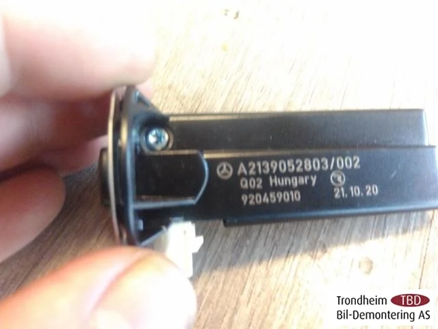 Mercedes V W447//W640/W448 2014- Antenna amplifier view 2