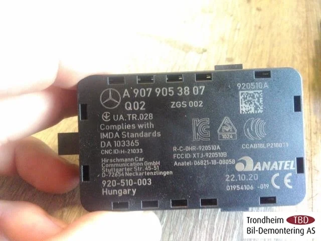 Mercedes V W447//W640/W448 2014- Antenna amplifier view 2