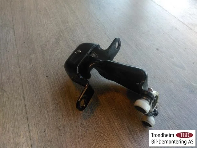 Mercedes V W447//W640/W448 2014- Door hinge view 2