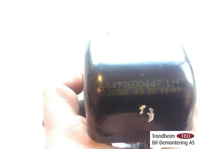 Mercedes V W447//W640/W448 2014- Door hinge view 3