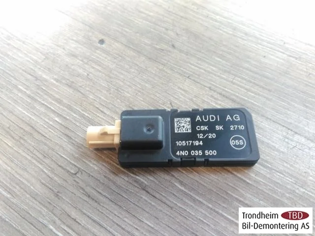 Porsche TAYCAN 2020- Antenna amplifier view 2