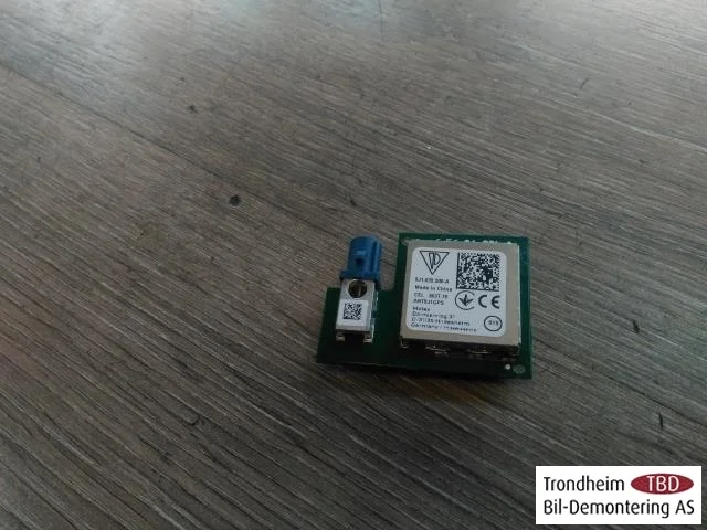 Porsche TAYCAN 2020- Antenna amplifier view 2
