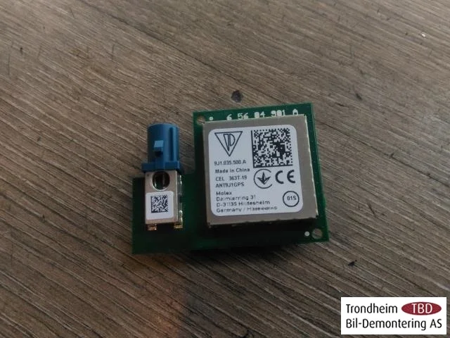 Porsche TAYCAN 2020- Antenna amplifier view 3