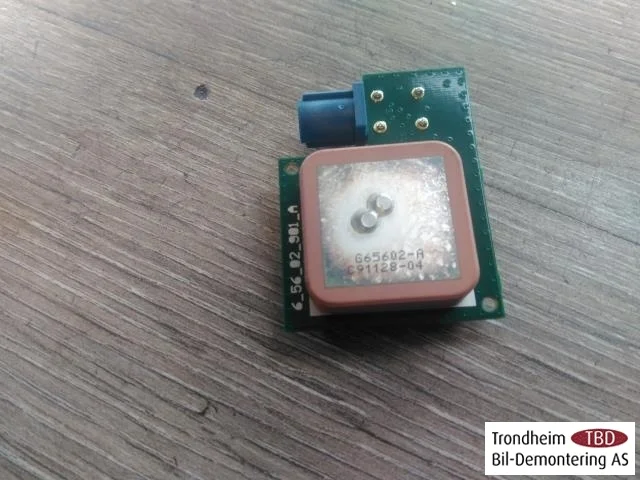Porsche TAYCAN 2020- Antenna amplifier view 4