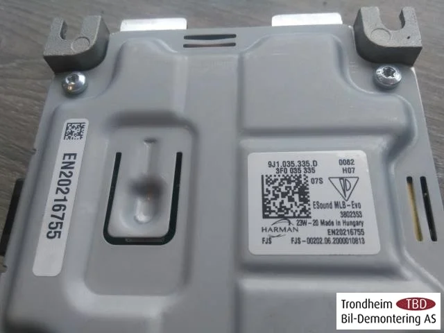 Porsche TAYCAN 2020- Radio / hi-fi amplifier view 2
