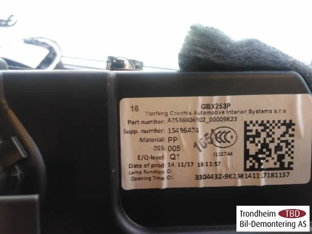 Mercedes GLC X253/C253 2015-22 Kesztyűtartó nézet 3