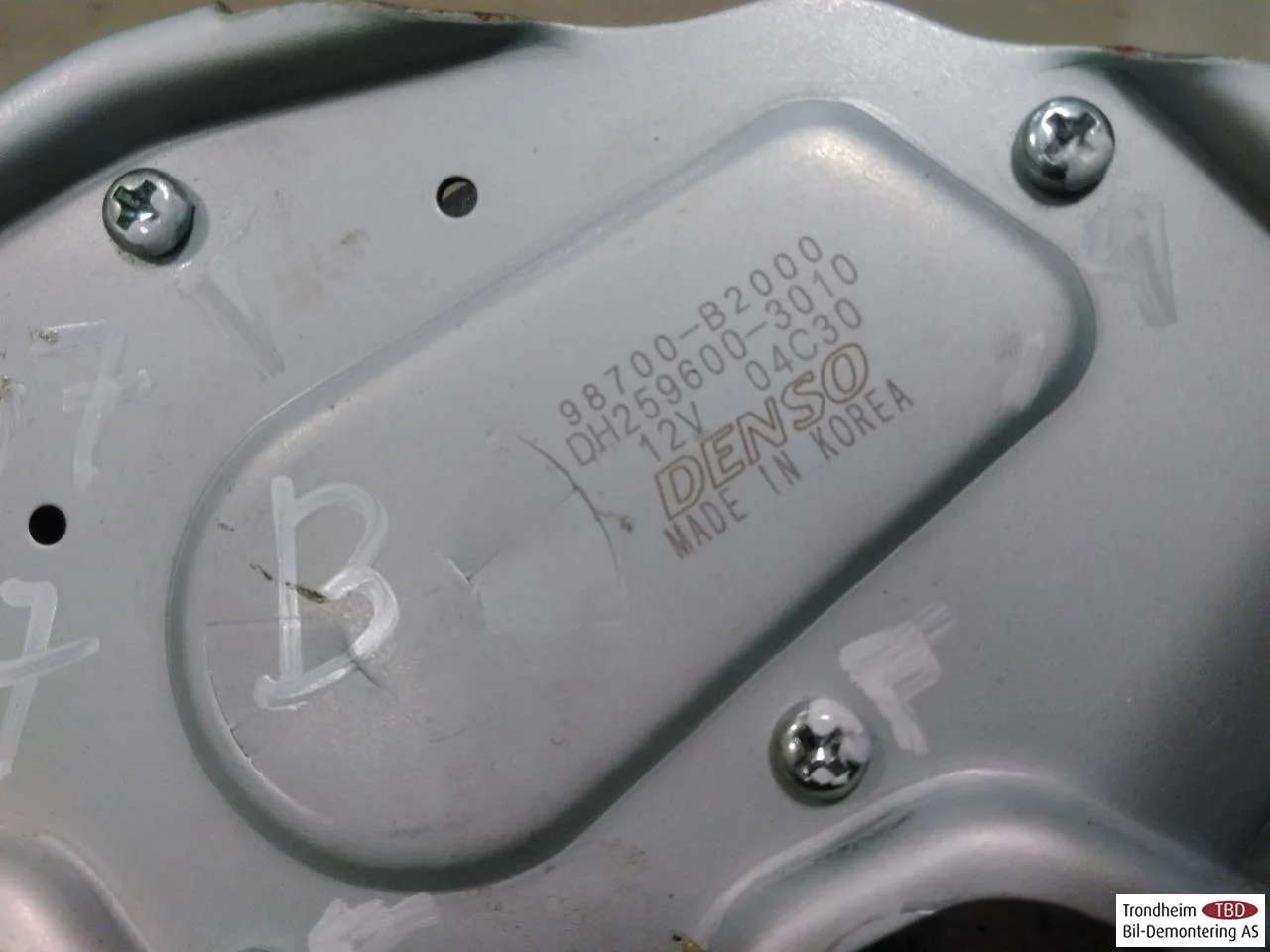 Kia SOUL 2009- Tailgate wiper motor view 2