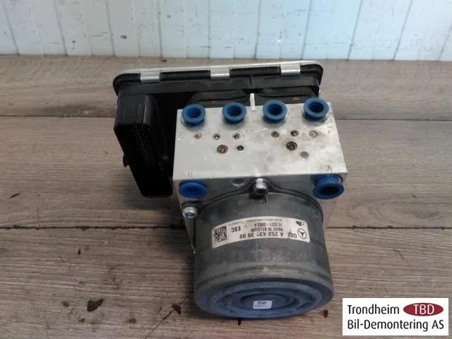 Mercedes GLC X253/C253 2015-22 ABS hydraulic unit view 2