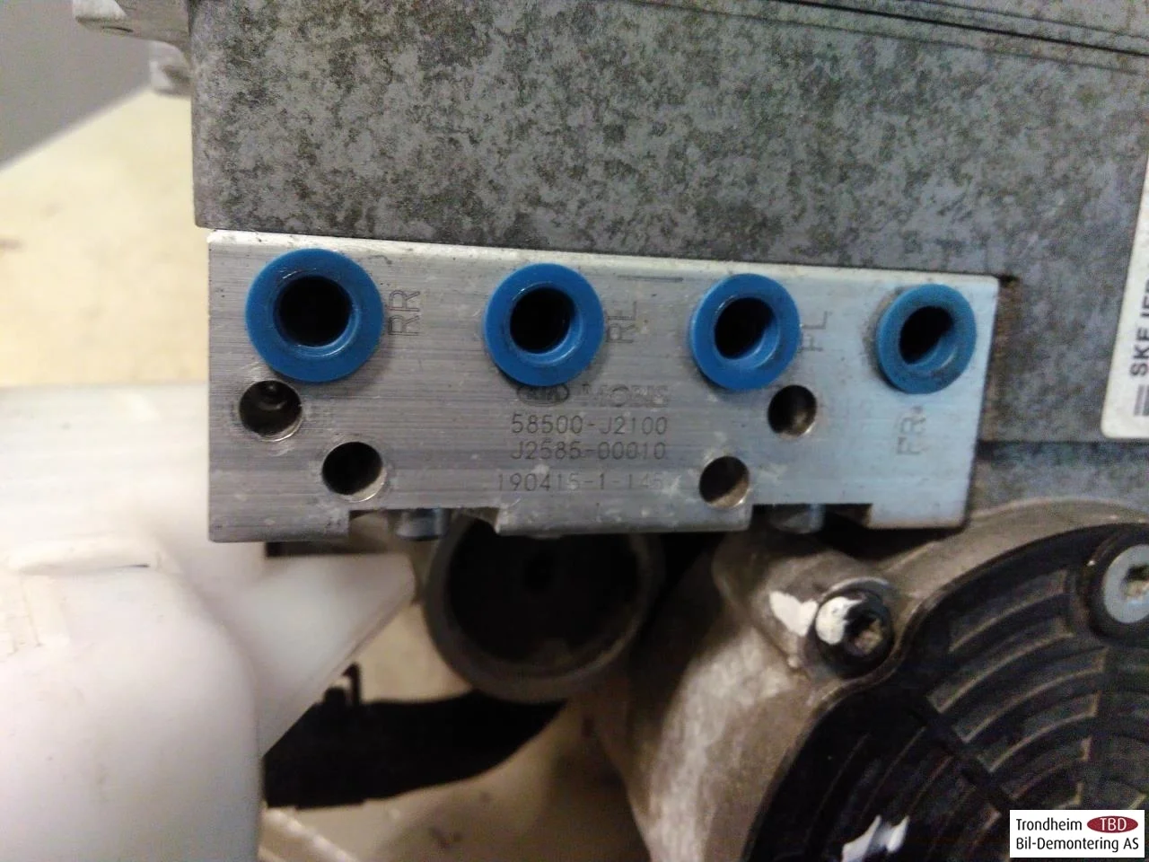 Kia SOUL 2009- ABS hydraulic unit view 4