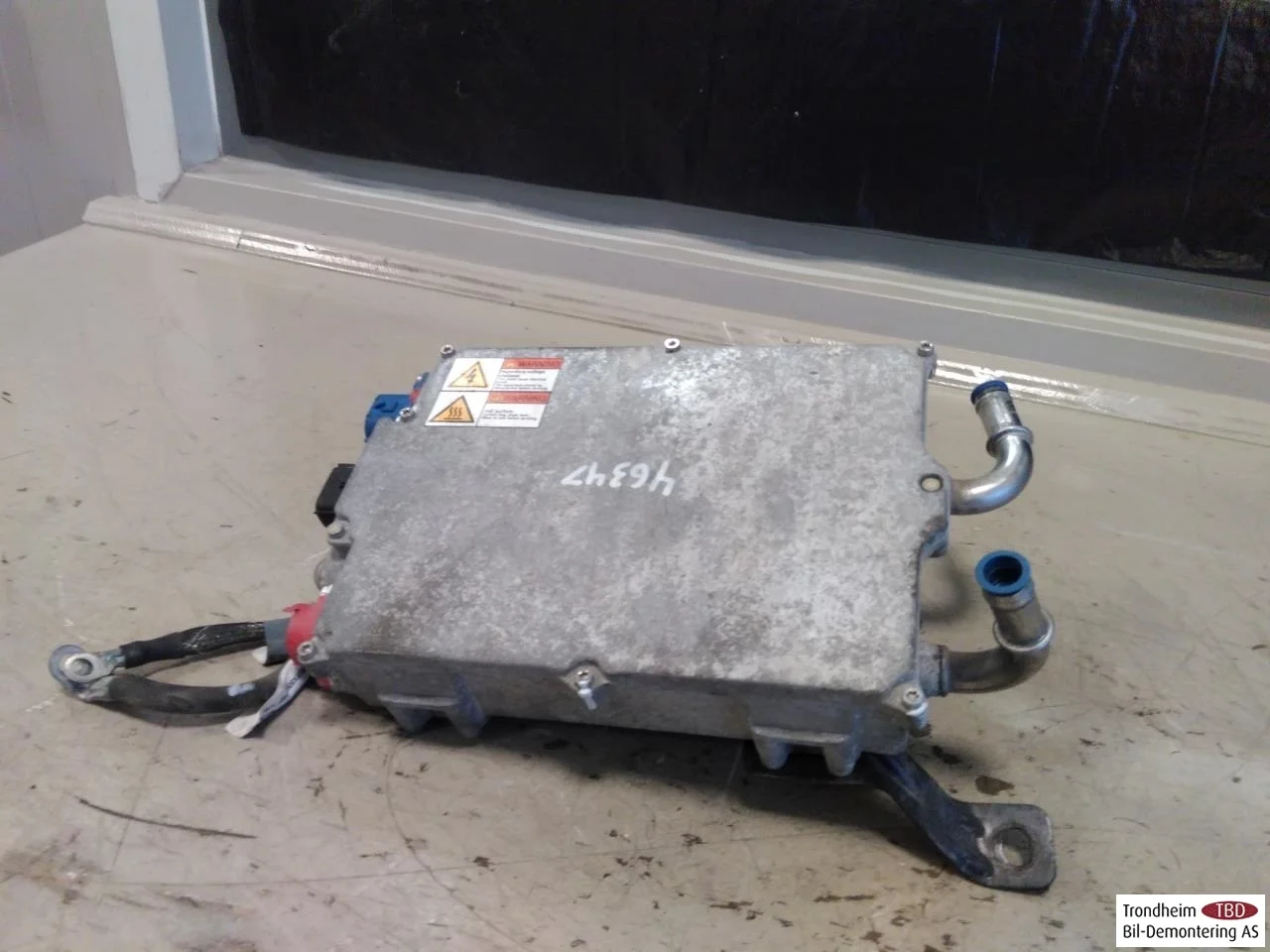 Tesla MODEL S 2013- Voltage converter, battery