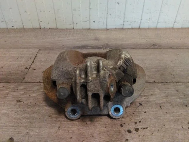 Peugeot 208/E-208 2020-> Front right brake caliper view 2