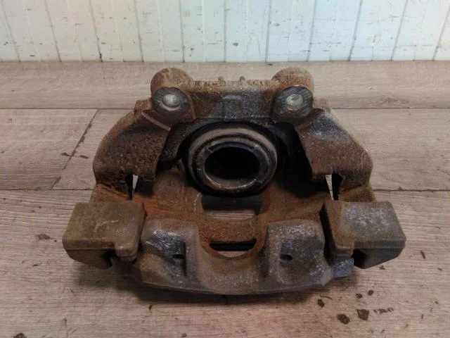 Peugeot 208/E-208 2020-> Front right brake caliper view 3