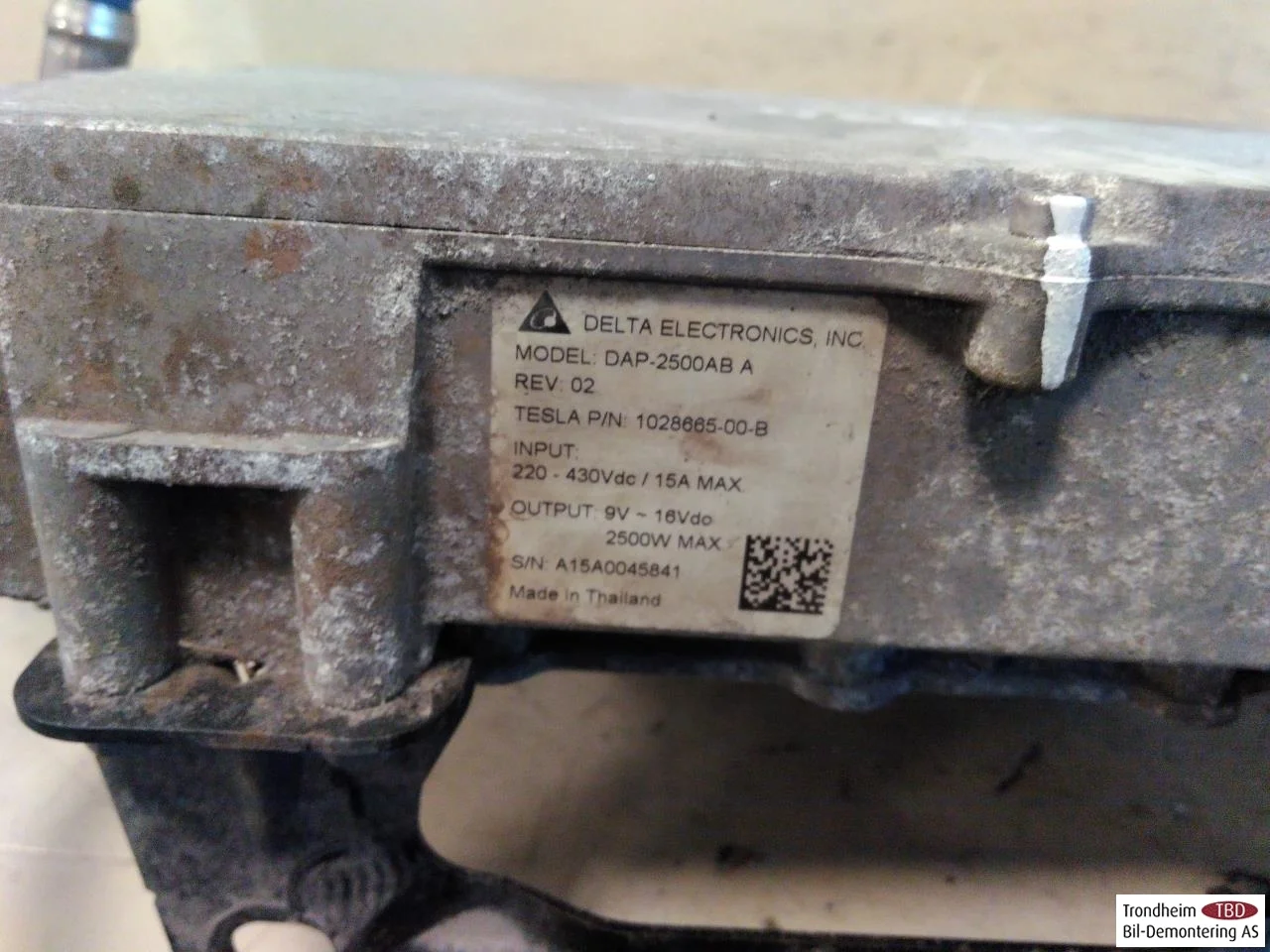 Tesla MODEL S 2013- Voltage converter, battery view 3