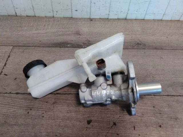 Peugeot 208/E-208 2020-> Brake master cylinder view 2