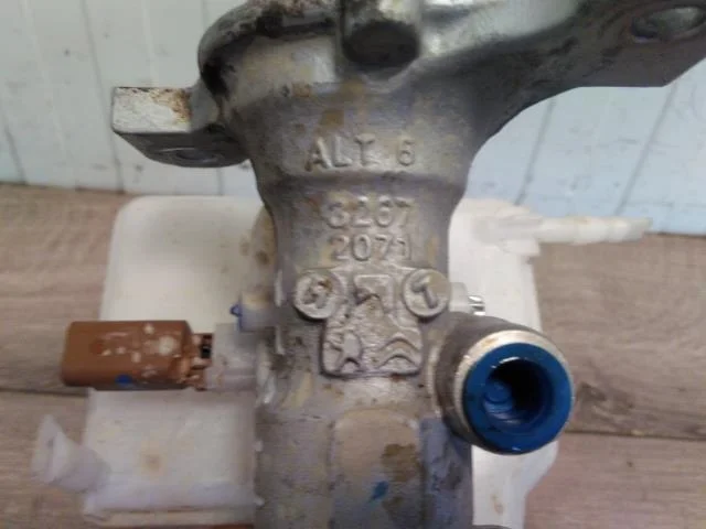 Peugeot 208/E-208 2020-> Brake master cylinder view 3