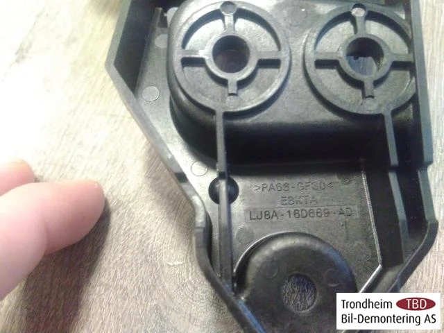 Ford MUSTANG MACH-E 2021- Hood latch view 3