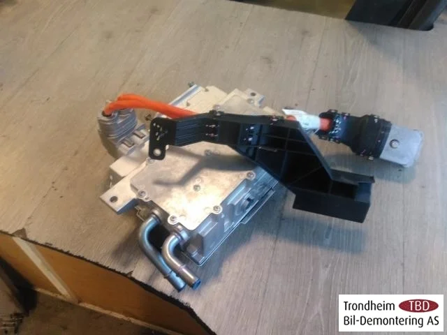 Ford MUSTANG MACH-E 2021- Inverter, 12-220V nézet 3