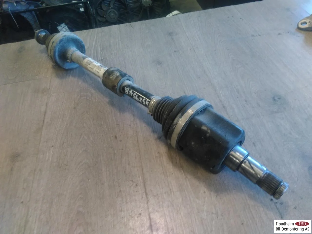Jaguar I-PACE 2018- Rear left driveshaft view 2