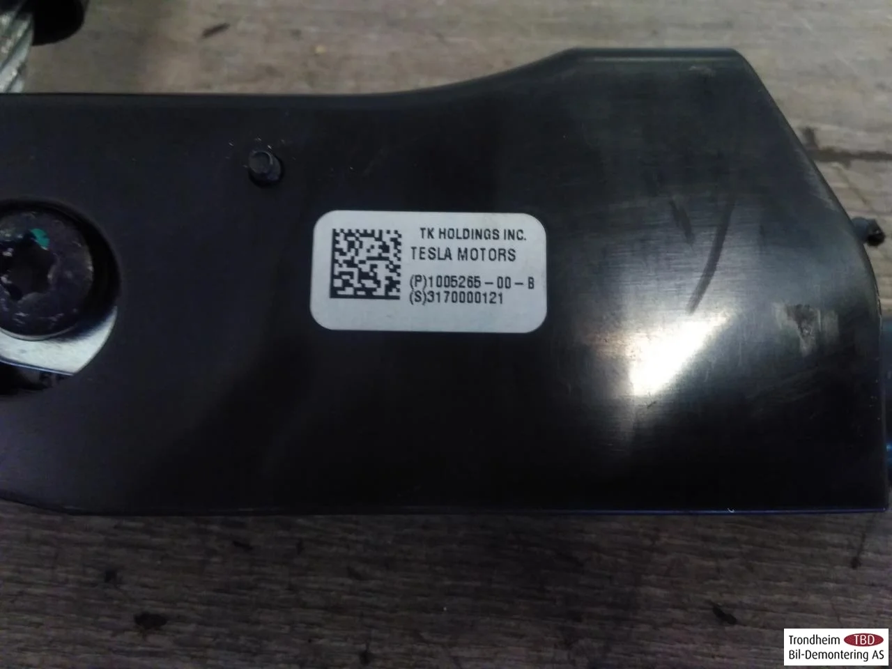 Tesla MODEL S 2013- Seat belt buckle / anchor view 3