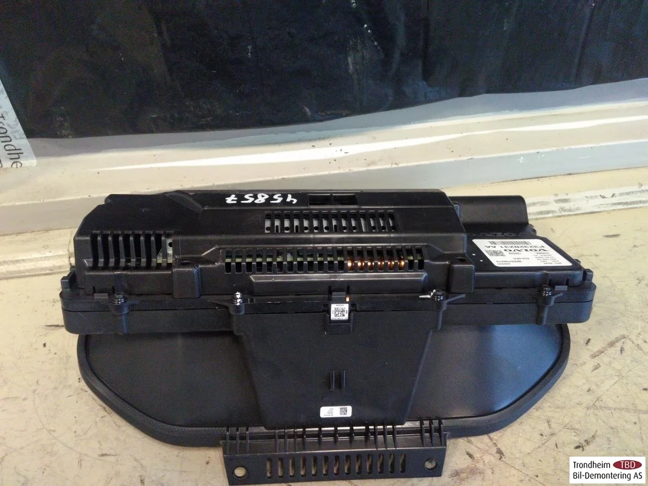 Polestar 2 2020- Instrument cluster assembly view 2