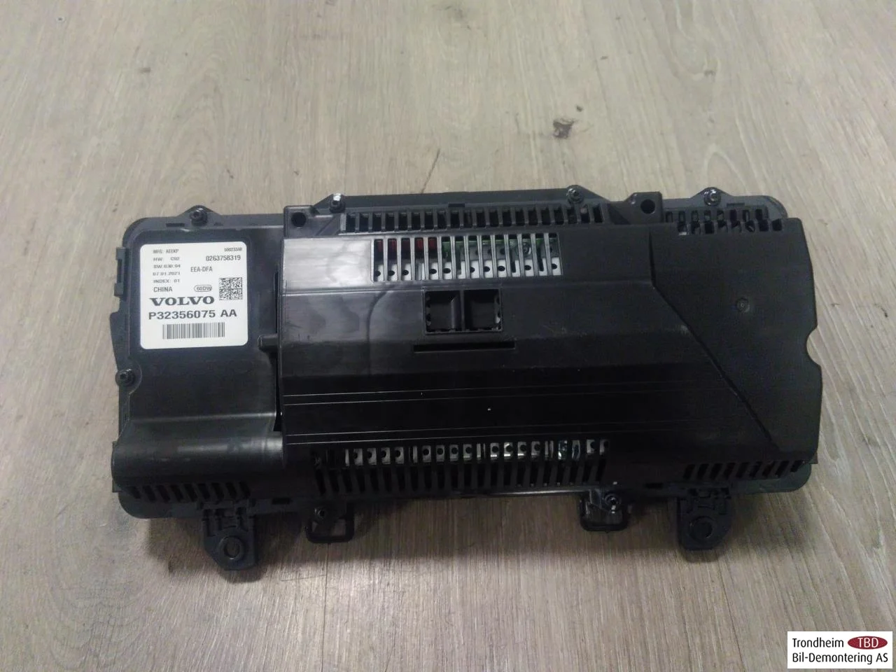 Polestar 2 2020- Instrument cluster assembly view 2