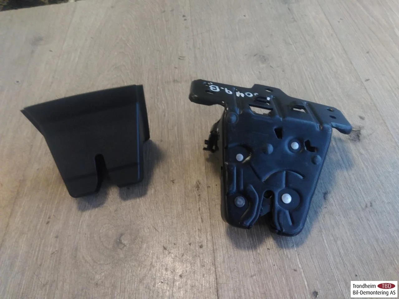 Polestar 2 2020- Tailgate lock view 2