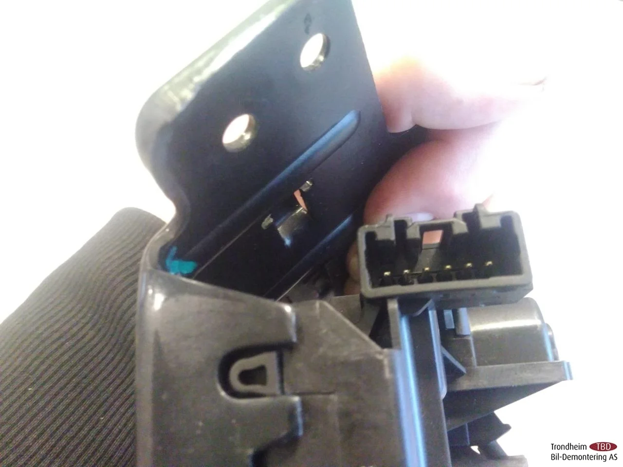 Polestar 2 2020- Tailgate lock view 4