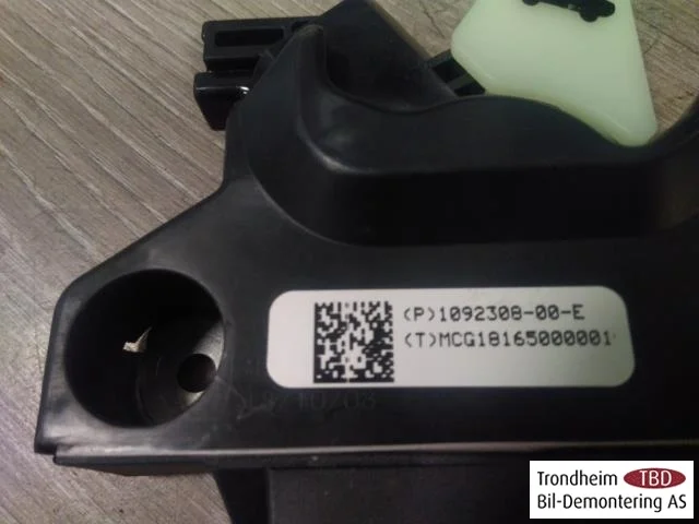 Tesla MODEL 3 2017--> Tailgate lock view 3