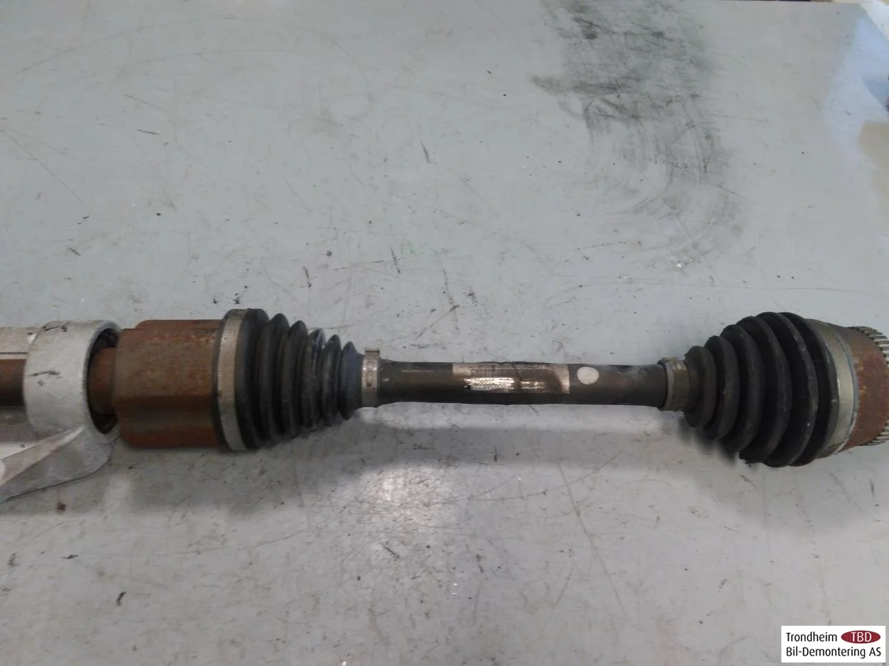 Maxus EUNIQ5 MPV 2021- Front right driveshaft view 3