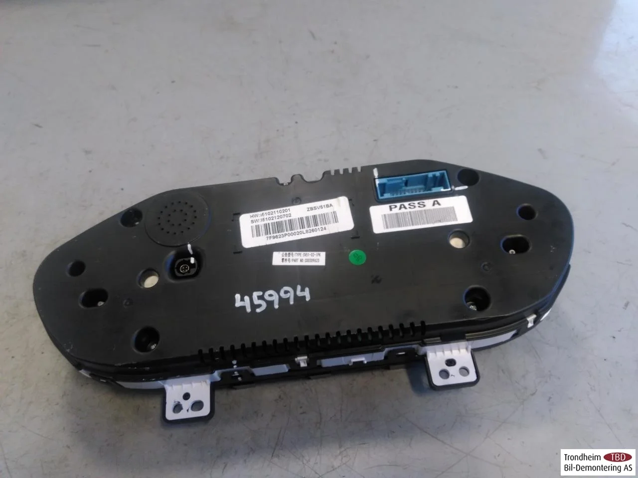 Maxus EUNIQ5 MPV 2021- Instrument cluster assembly view 3