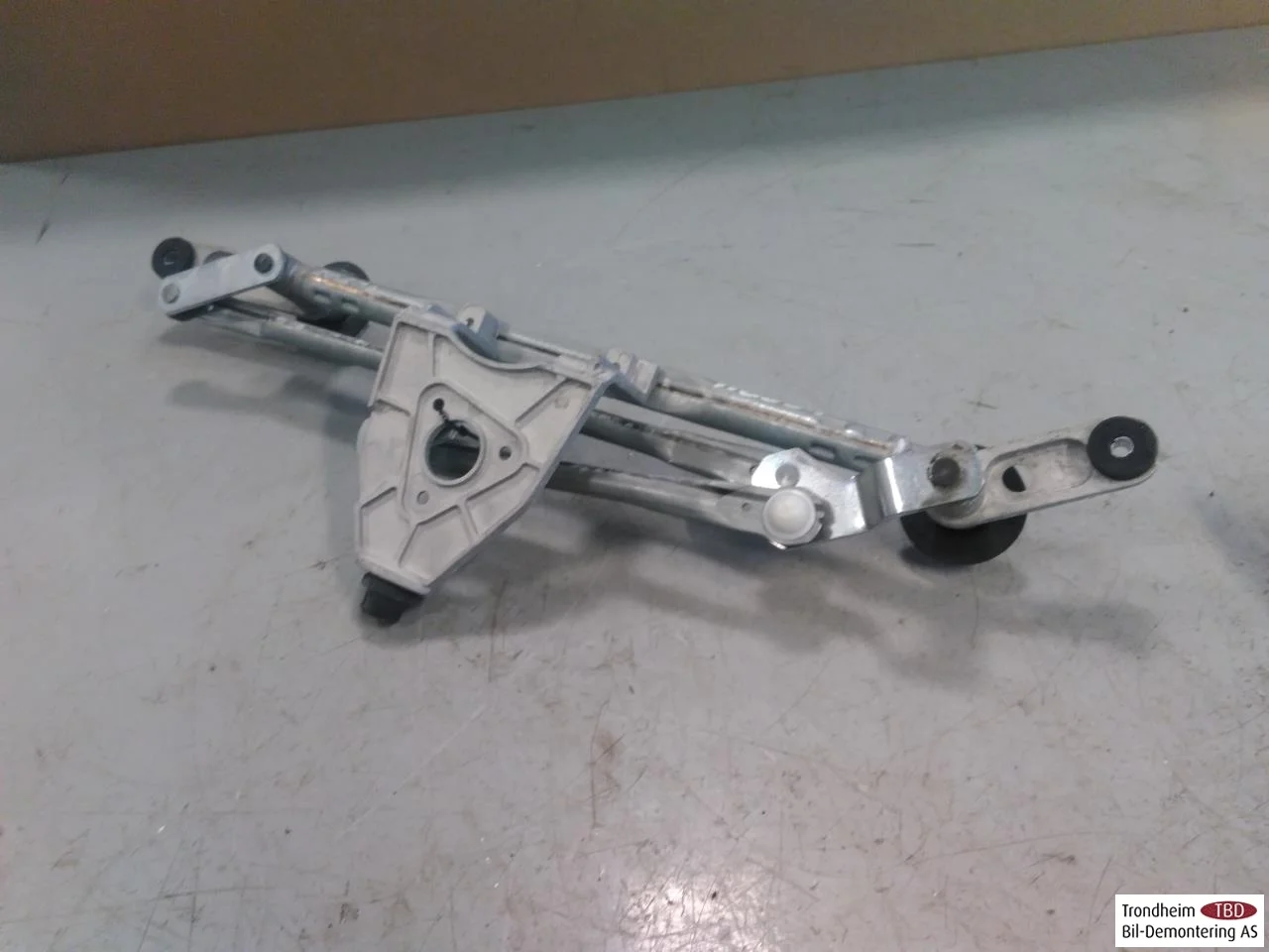 Maxus EUNIQ5 MPV 2021- Windshield wiper linkage view 2
