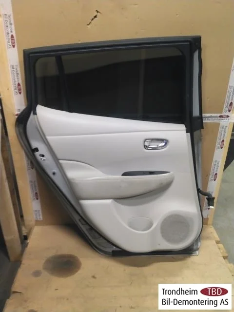 Nissan LEAF 2011-17 Ajtó, 4 ajtós, hátsó, bal nézet 2