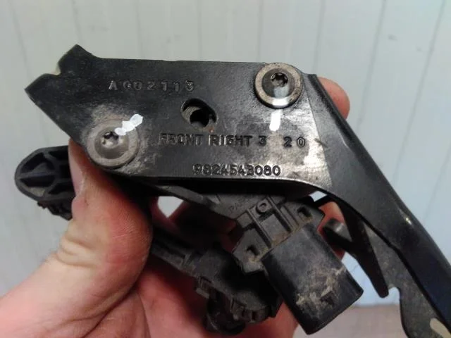 Peugeot 208/E-208 2020-> Level control / air suspension sensor view 3