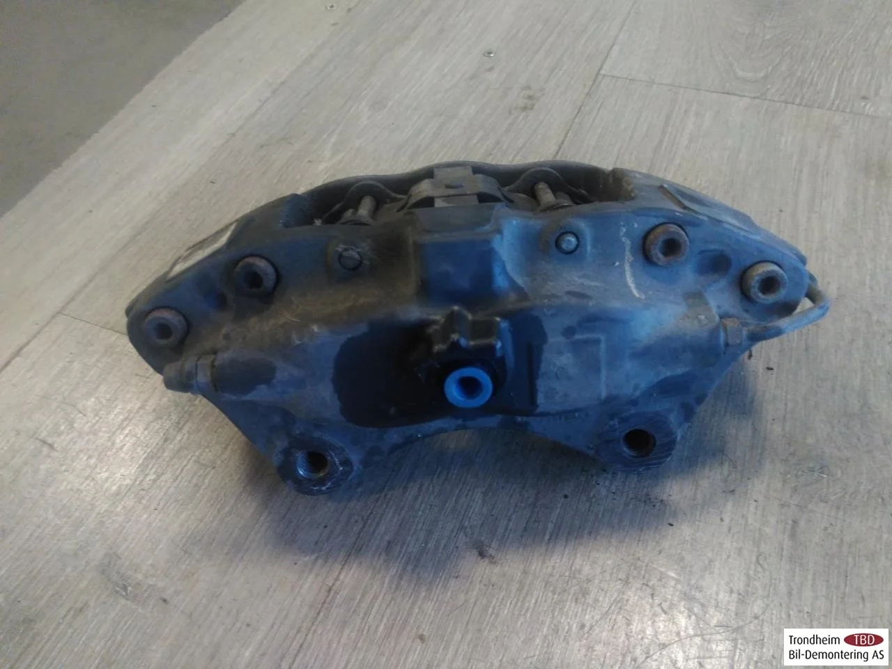 Tesla MODEL X 2016- Rear right brake caliper view 3