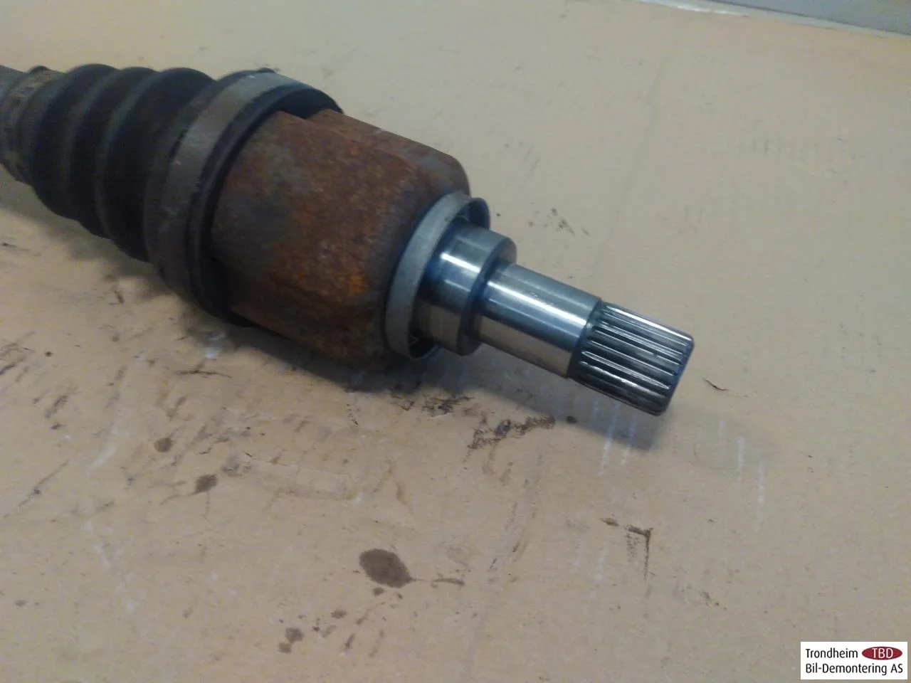 Peugeot 208/E-208 2020-> Front left driveshaft view 2