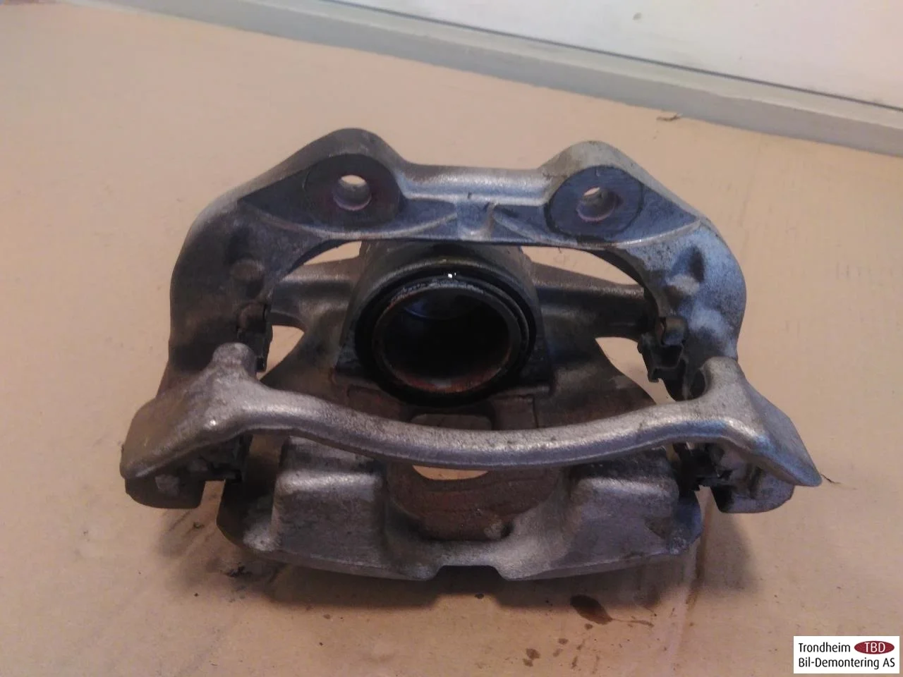 Peugeot 208/E-208 2020-> Front right brake caliper view 3