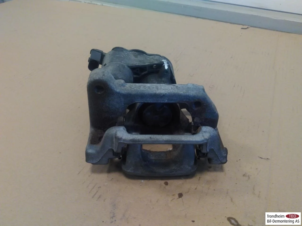 Peugeot 208/E-208 2020-> Rear right brake caliper view 2