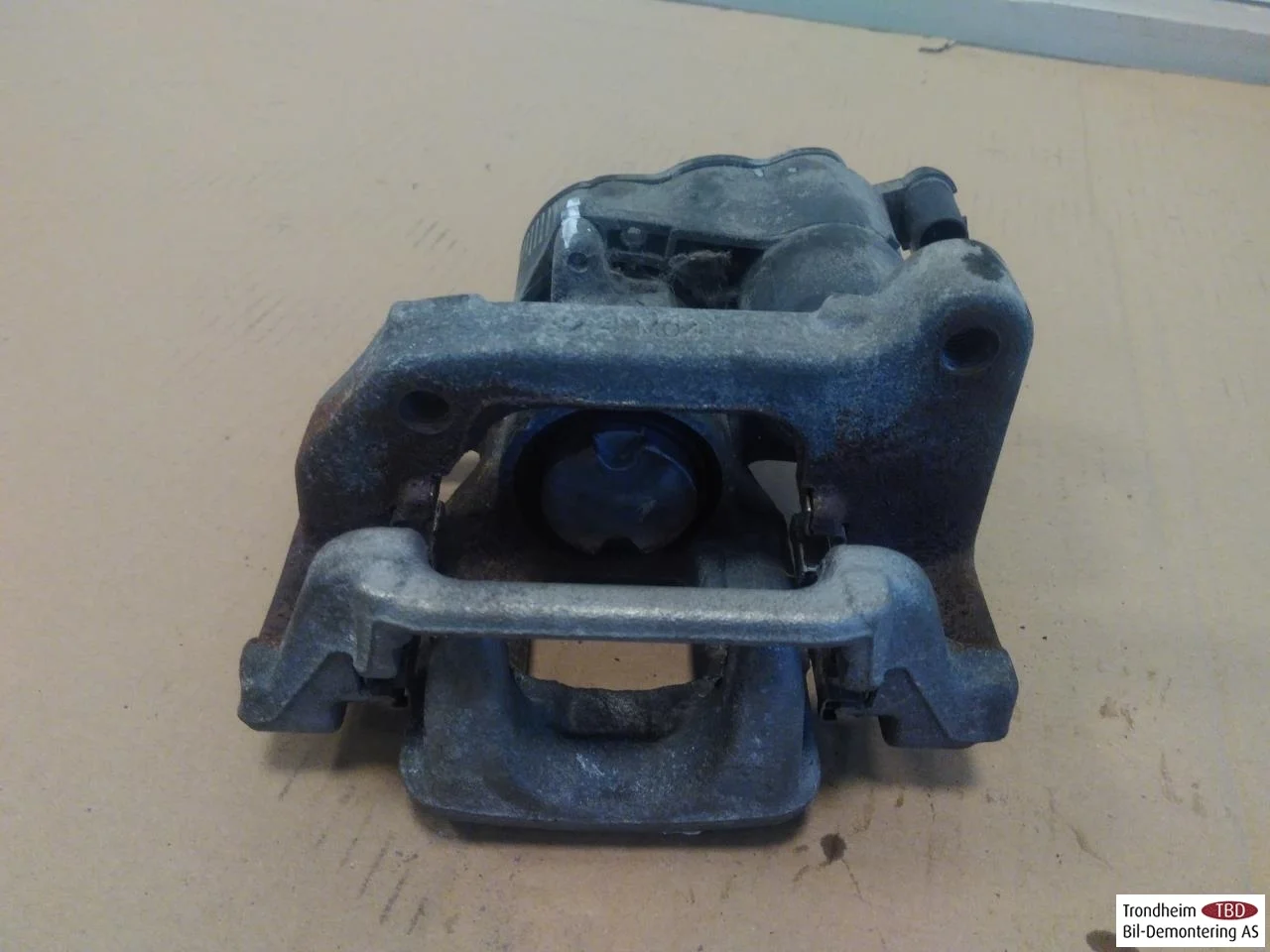 Peugeot 208/E-208 2020-> Rear left brake caliper view 2