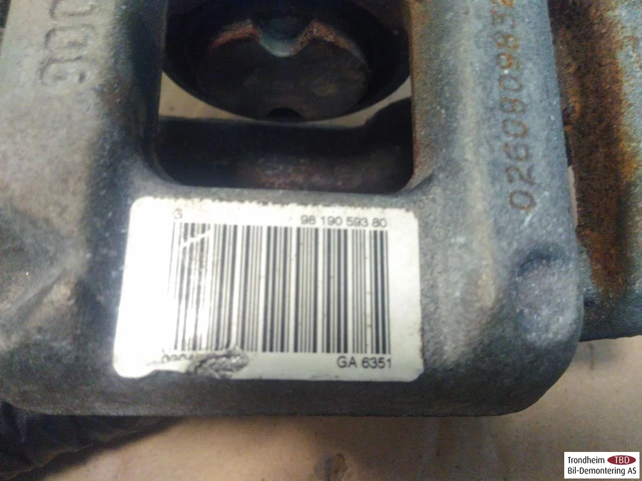 Peugeot 208/E-208 2020-> Rear left brake caliper view 3