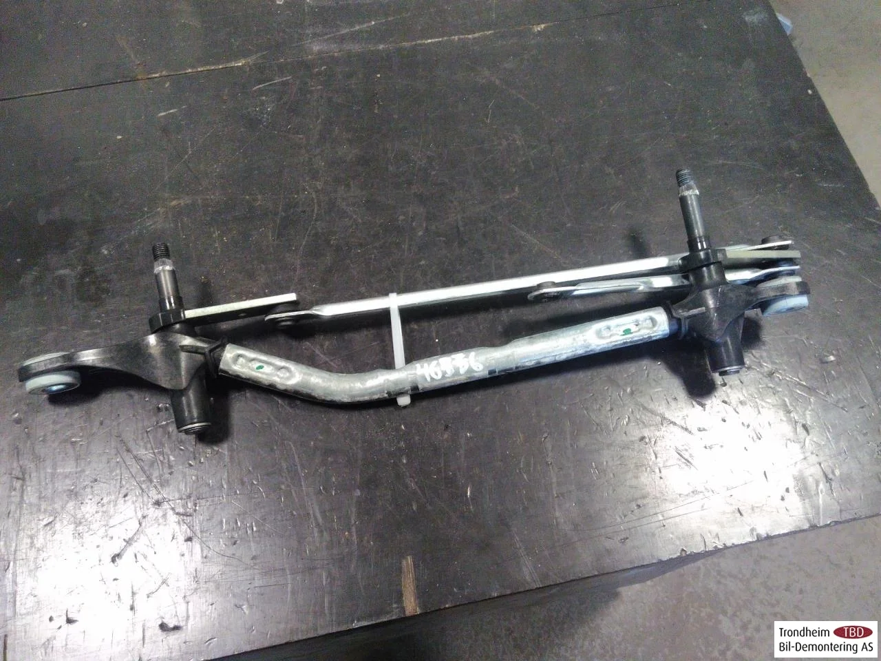 Fiat 500E 2020- Windshield wiper linkage view 2