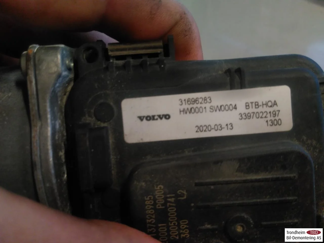 Polestar 2 2020- Windshield wiper motor view 3
