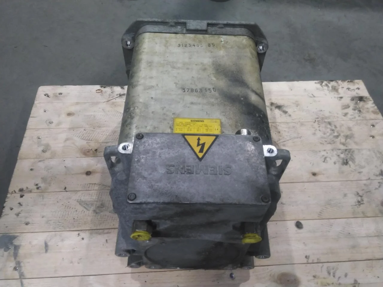 Ford TRANSIT CONNECT 2009-13 Front electric motor view 2