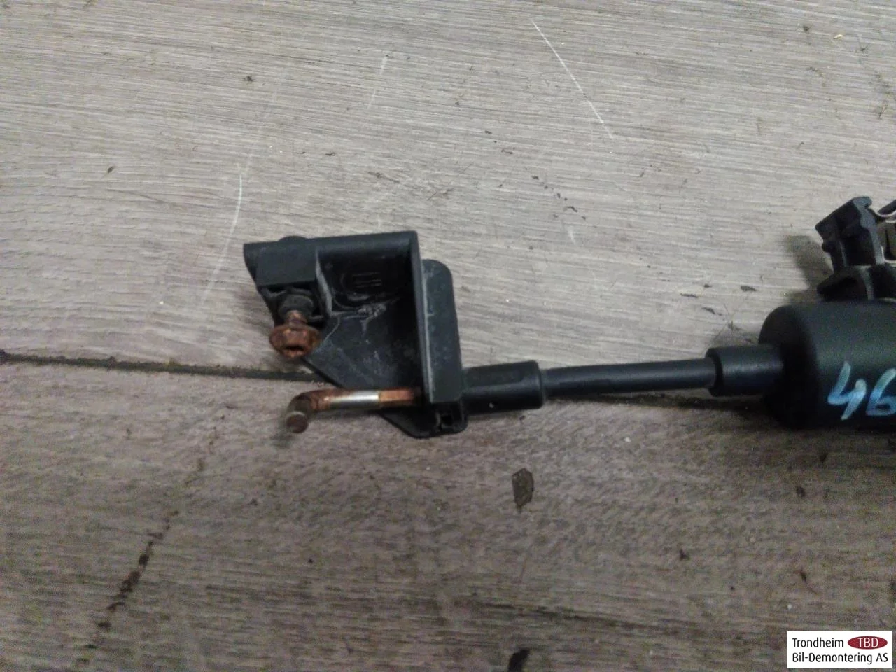 Tesla MODEL S 2013- Hood latch view 2