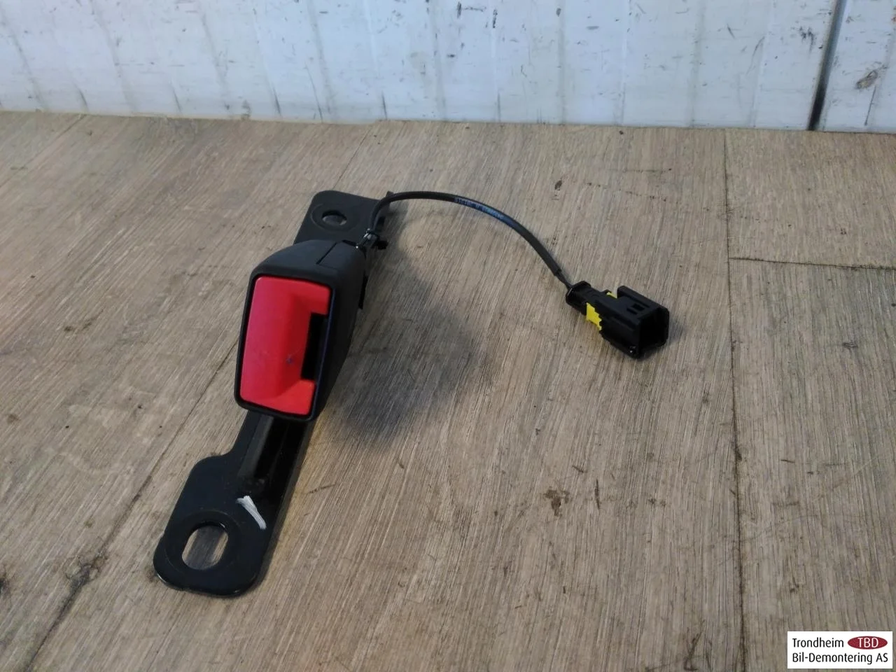 Fiat 500E 2020- Seat belt buckle / anchor view 2