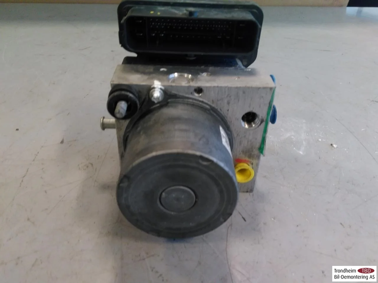 Opel / Vauxhall AMPERA-E 2017- ABS hydraulic unit view 2