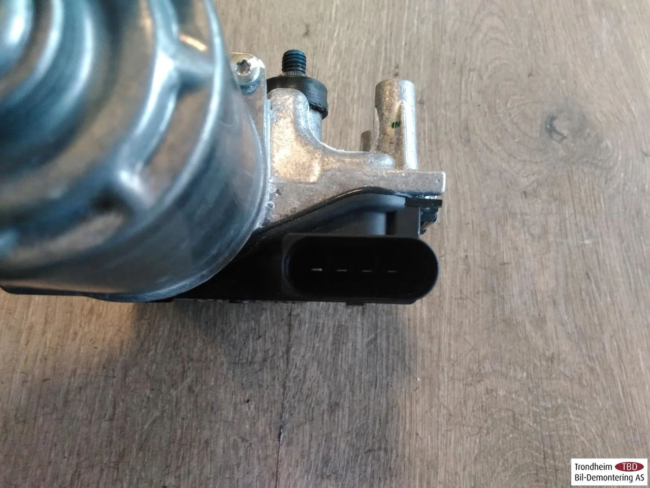 Skoda ENYAQ IV 2021- Windshield wiper motor view 2