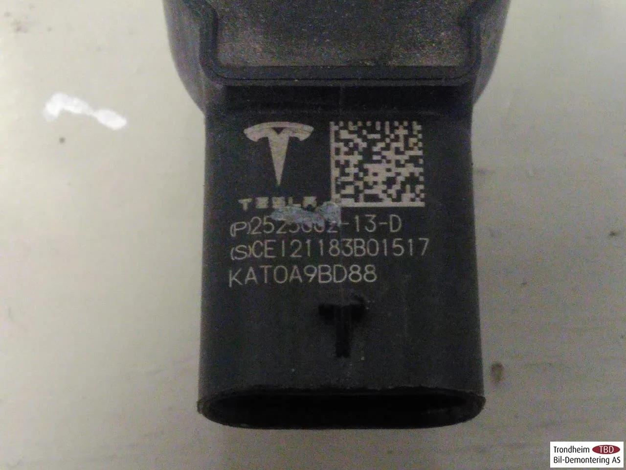 Tesla MODEL Y 2021- Parkolószenzor, első nézet 3