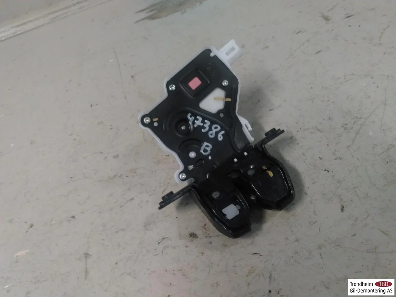 Nissan LEAF 2017-24 Tailgate lock